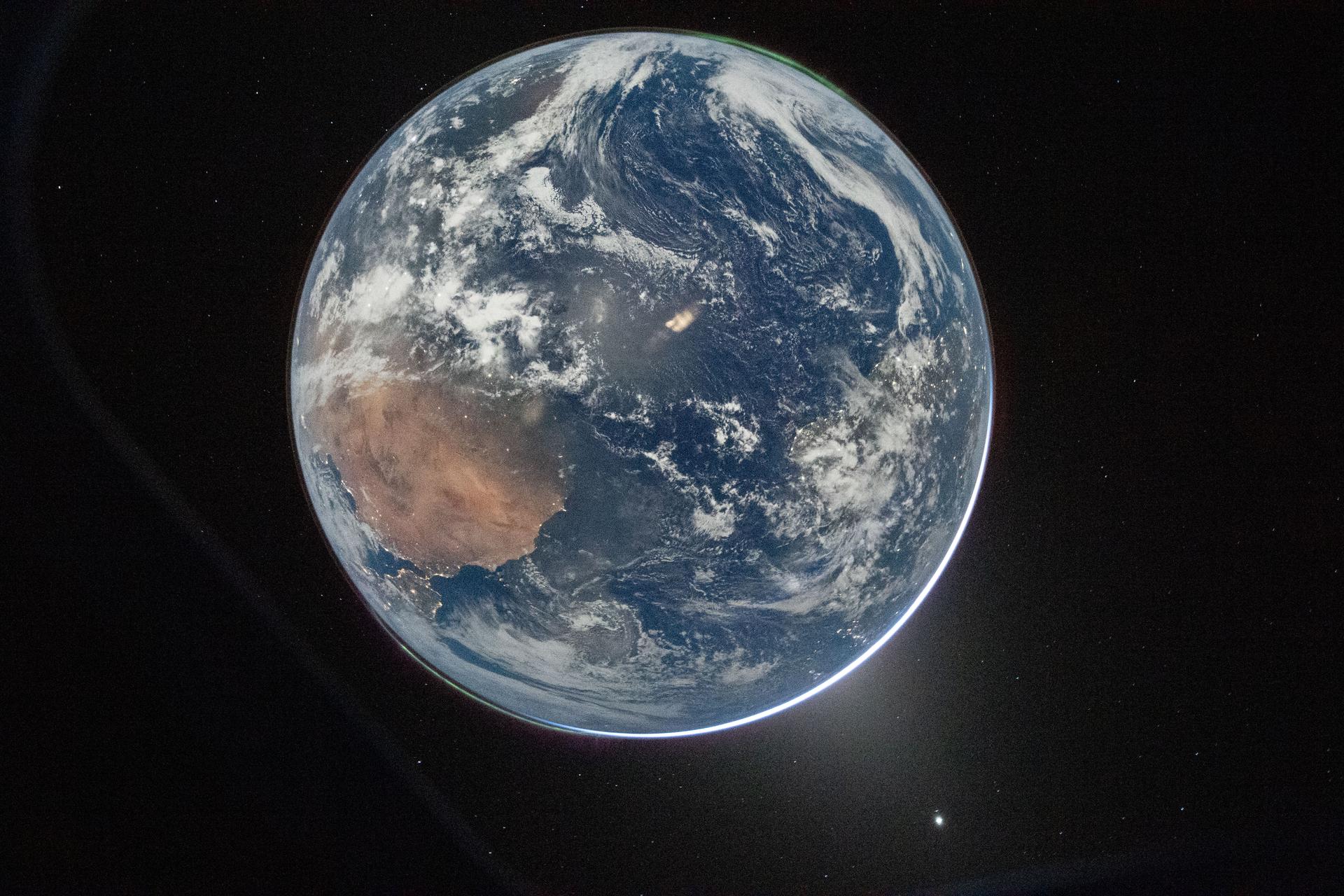 PRIMERAS IMÁGENES DE LA TIERRA DESDE ARTEMIS II